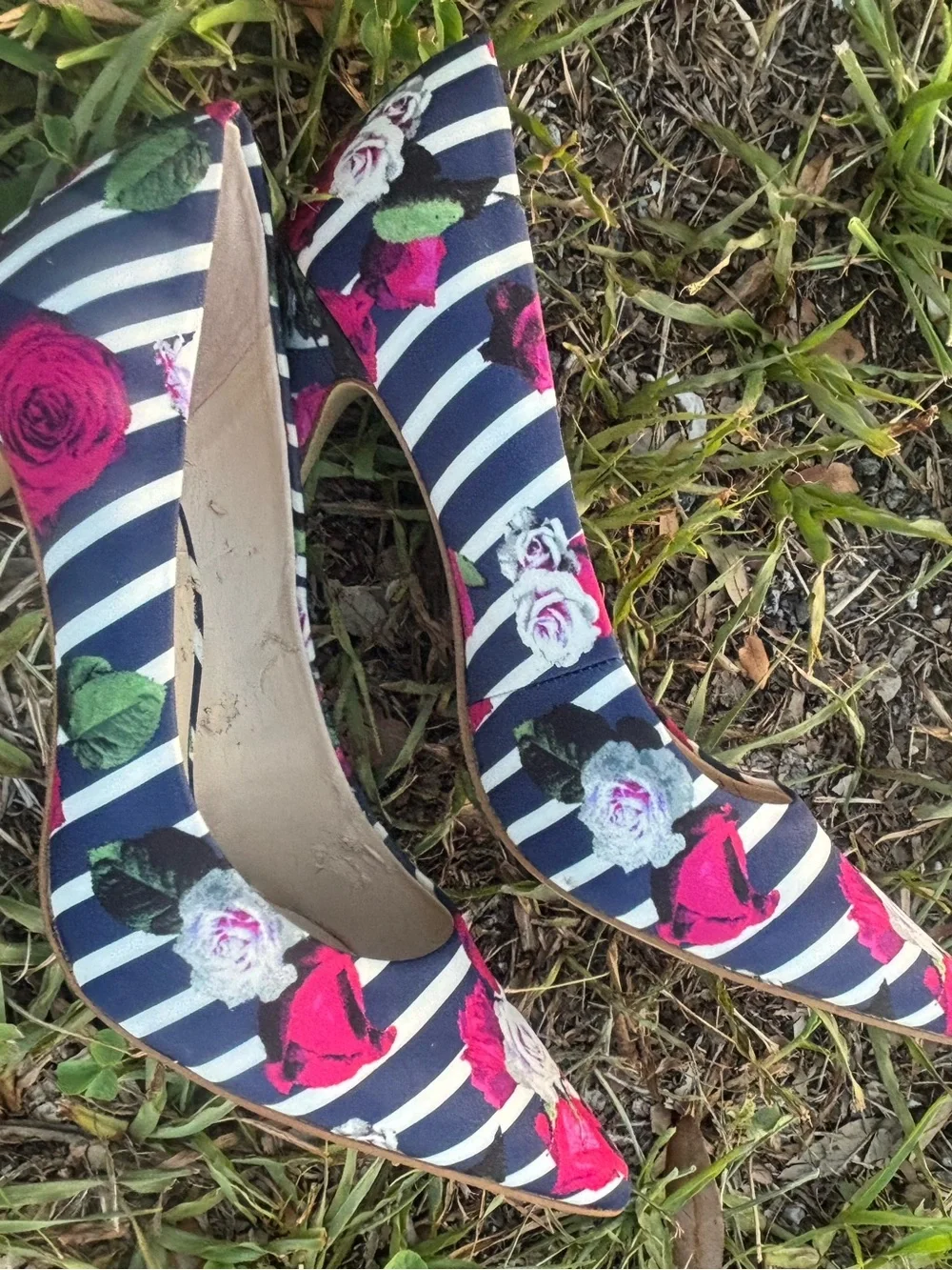 Floral Guess Gweloy2 pointed-toe pumps are a Women size 8.5M